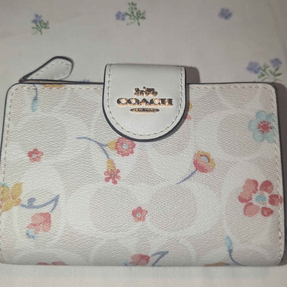 Coach Medium Corner Zip Wallet - NWOT